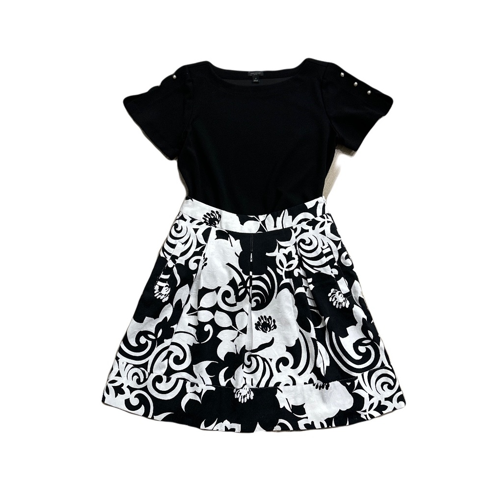 White House Black Market A-Line Skirt, Size 2, Knee Length, 2 Side Pockets